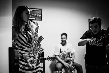 fotografie kapely v hudebním přehrávači